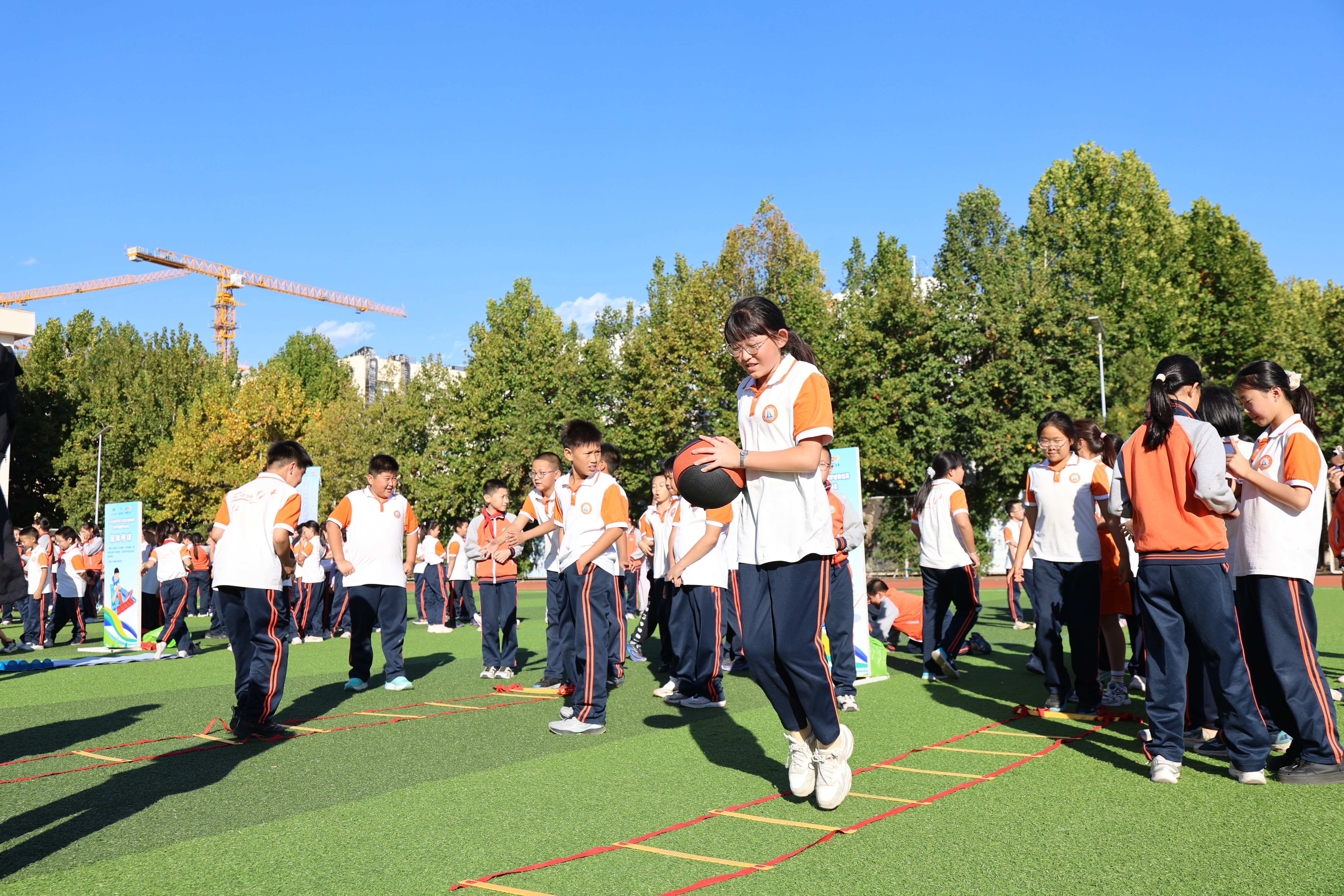 冠军榜样加持!专业队伍赋能田径传统校 科学训练助力少年逐梦赛场