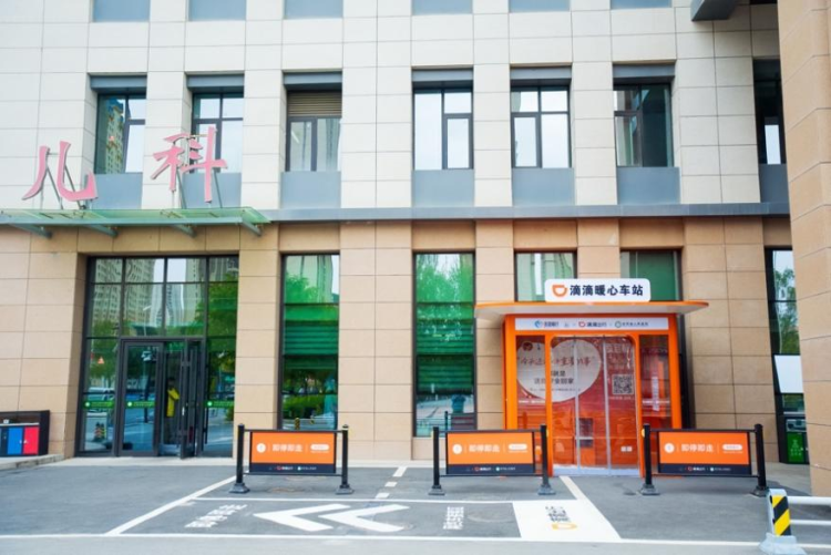 图为：甘肃省人民医院（新区分院）门诊大楼与住院楼暖心车站