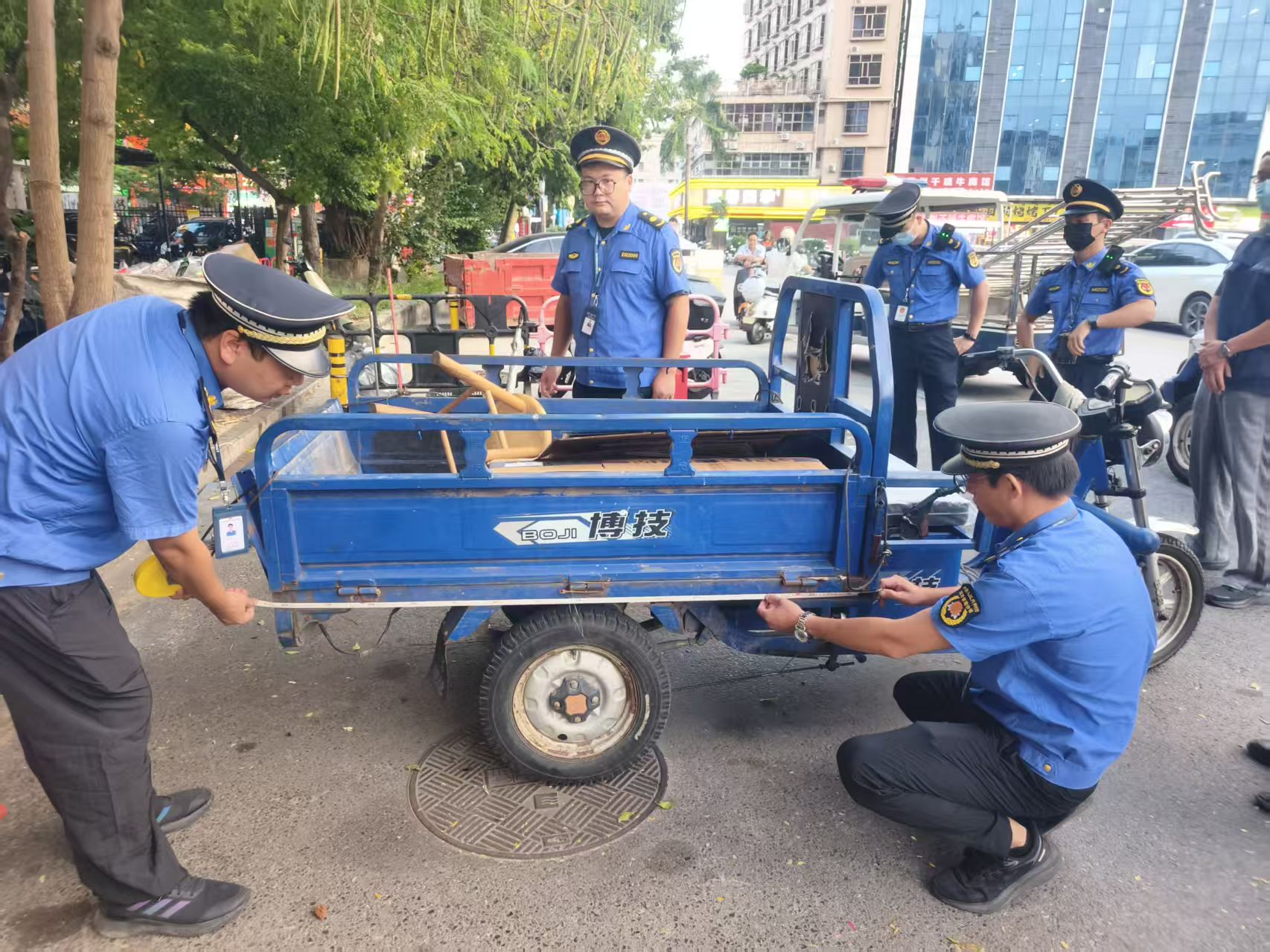 扮靓街区迎盛会！西乡街道整治占道乱象，打通市民出行路