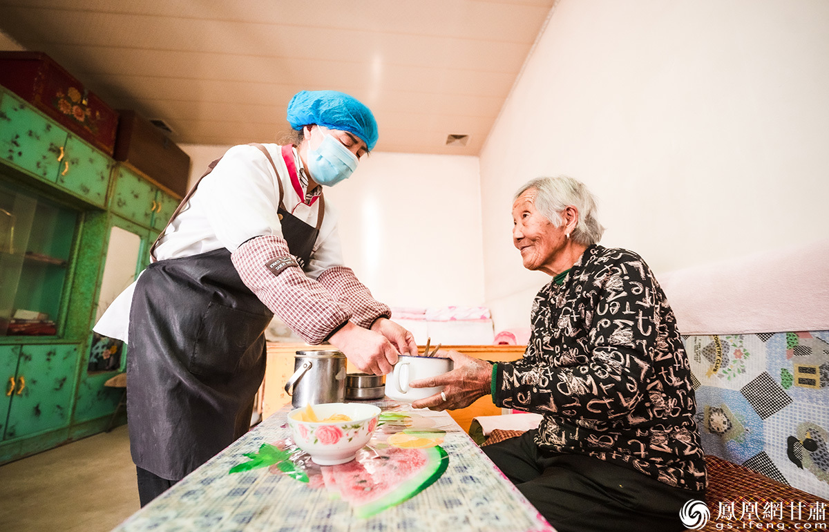 为90岁高龄的王菊善入户送餐,是甘肃省金昌市金川区宁远堡镇龙景村互助幸福院助餐员崔会林(左)的工作日常。