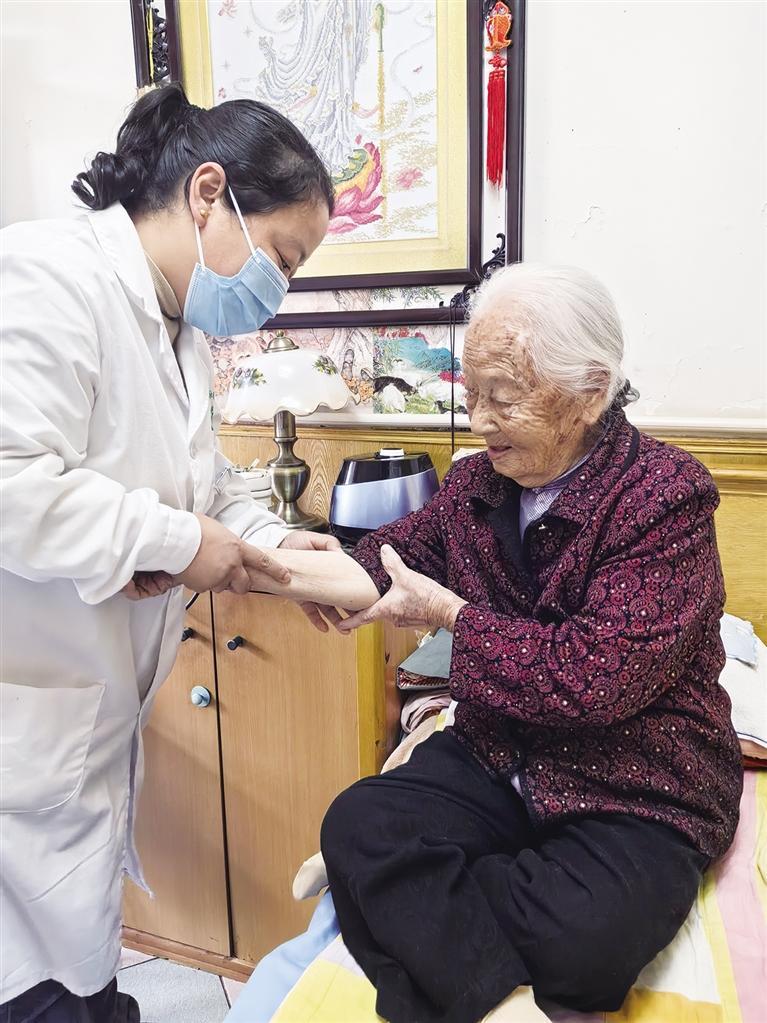 社区卫生服务站医护人员上门为李奶奶测血压
