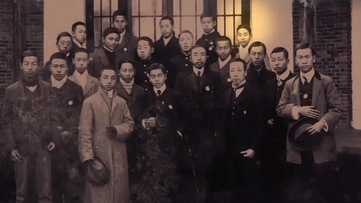 叶圣陶和同窗们憧憬去政府干大事业，袁希洛却劝他们尽可能从事教育