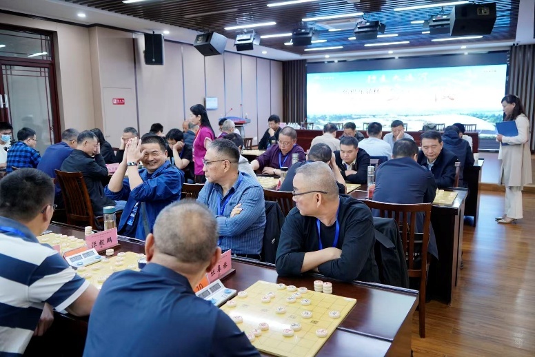 这位棋手大意失荆州落败,双手掩面很是懊恼