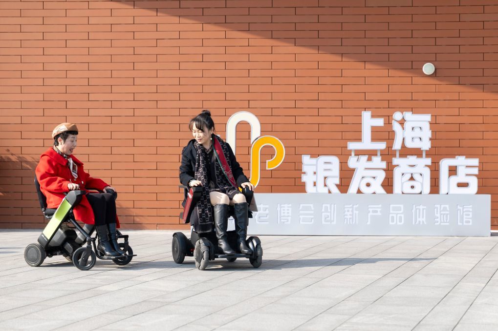 2026年1月15日，顾客在上海银发商店门口体验电动轮椅。新华社记者　王翔　摄