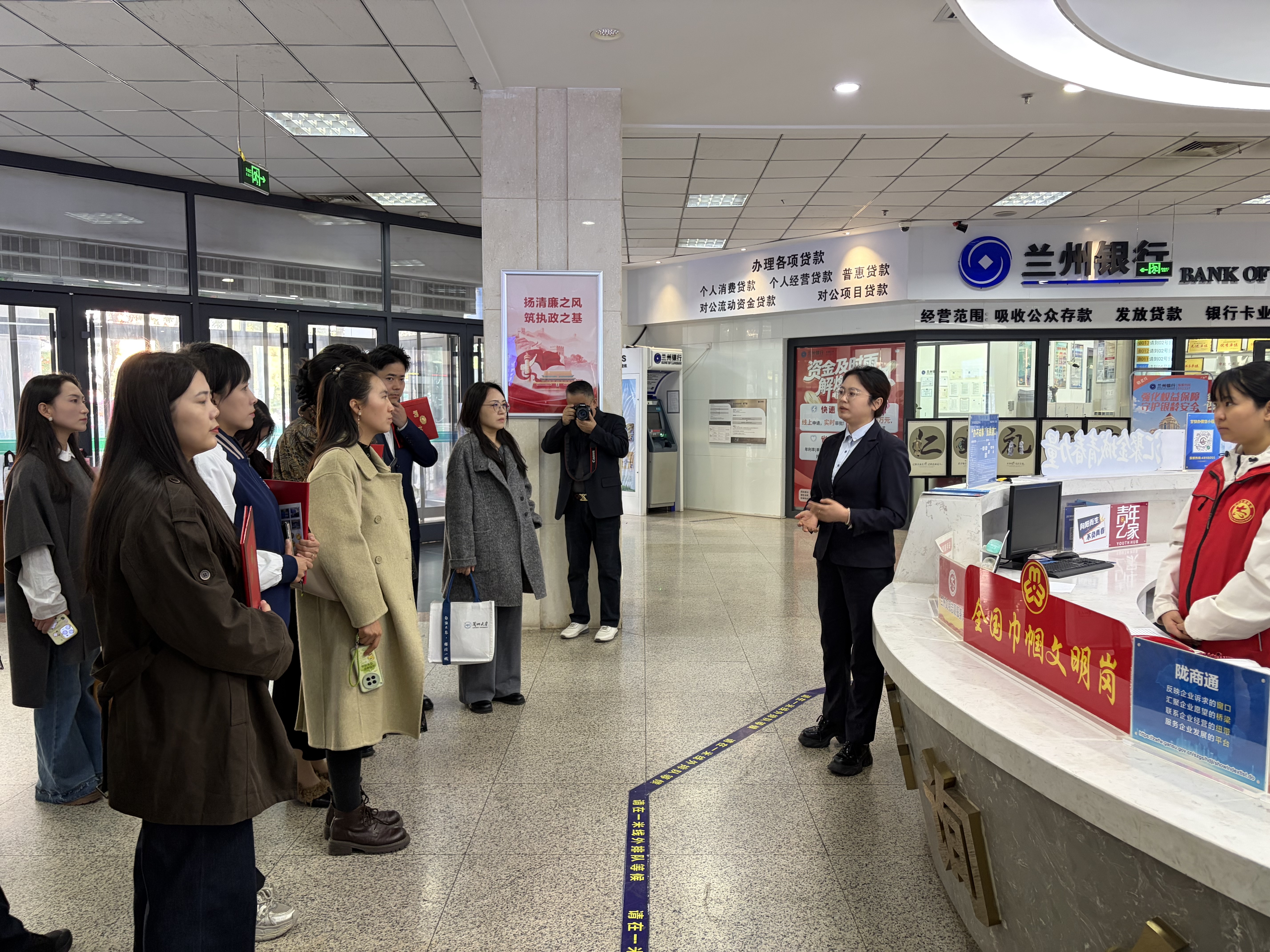 青年政务体验官在兰州市政务服务大厅参观学习