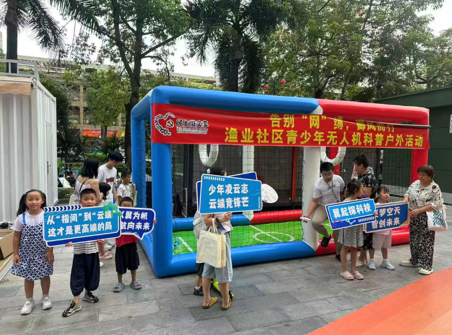 儿童开心地分享活动感受