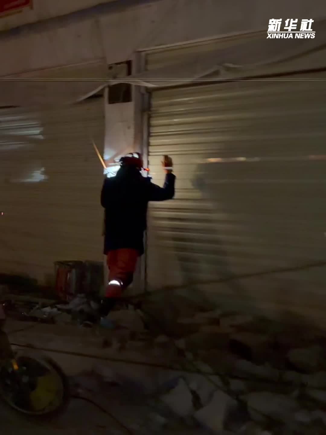 西藏巴青地震：消防救援力量挨家挨户敲门摸排