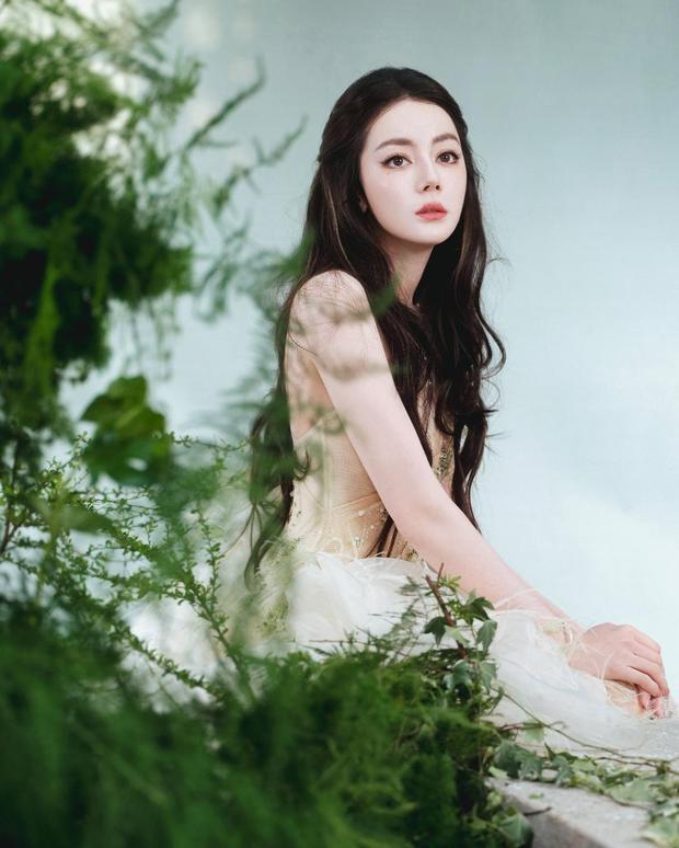迪丽热巴最新森系写真楚楚动人