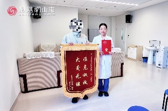 黄金时刻抢回生命：济南医生体育馆跪地救人