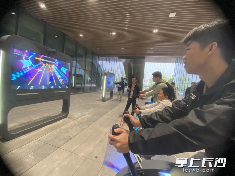 参会者现场体验AI竞技产品。长沙晚报全媒体记者 周斌 摄