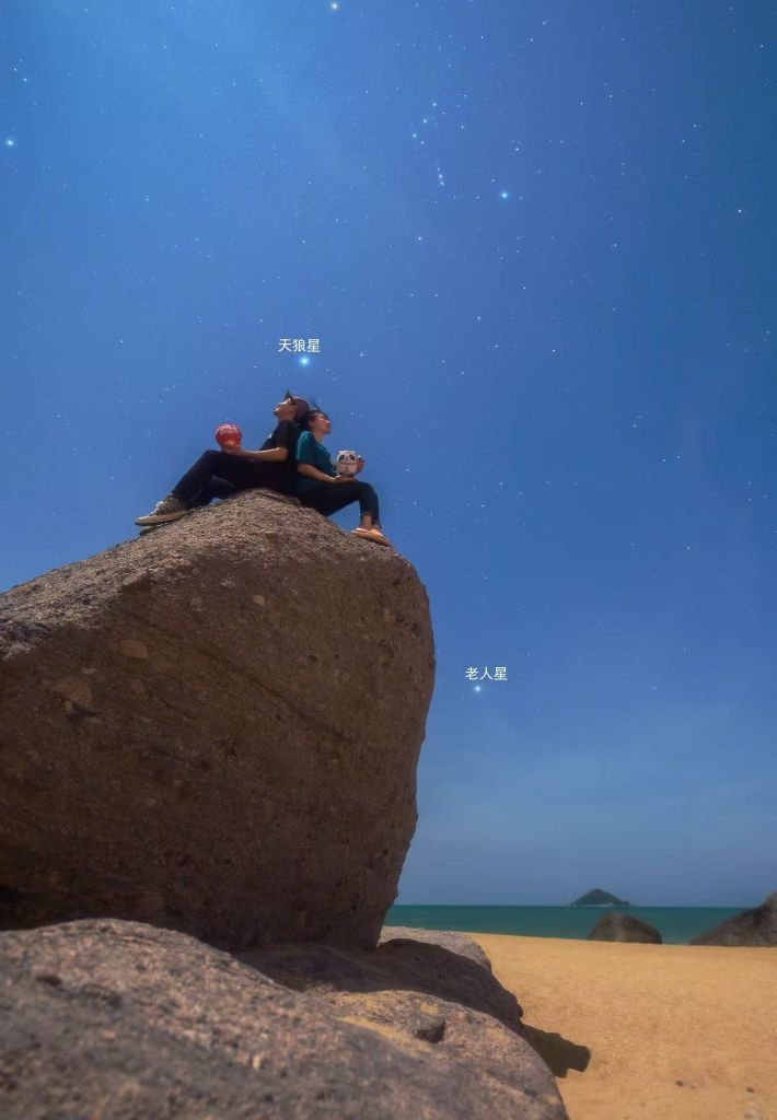 2022年2月12日,在海南省三亚市角头湾拍摄的天狼星和老人星。新华社发(罗弘扬 摄)