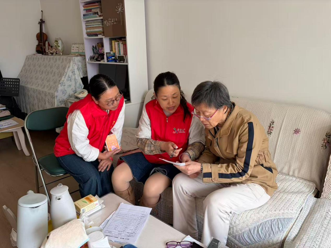 青岛西海岸新区薛家岛街道华顶山路社区 “暖阳守望”:一扇窗开了,一个人笑了