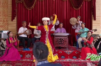 正是青春读书时 | 十二木卡姆和顶碗舞，沉浸式感受维吾尔族经典文艺盛宴