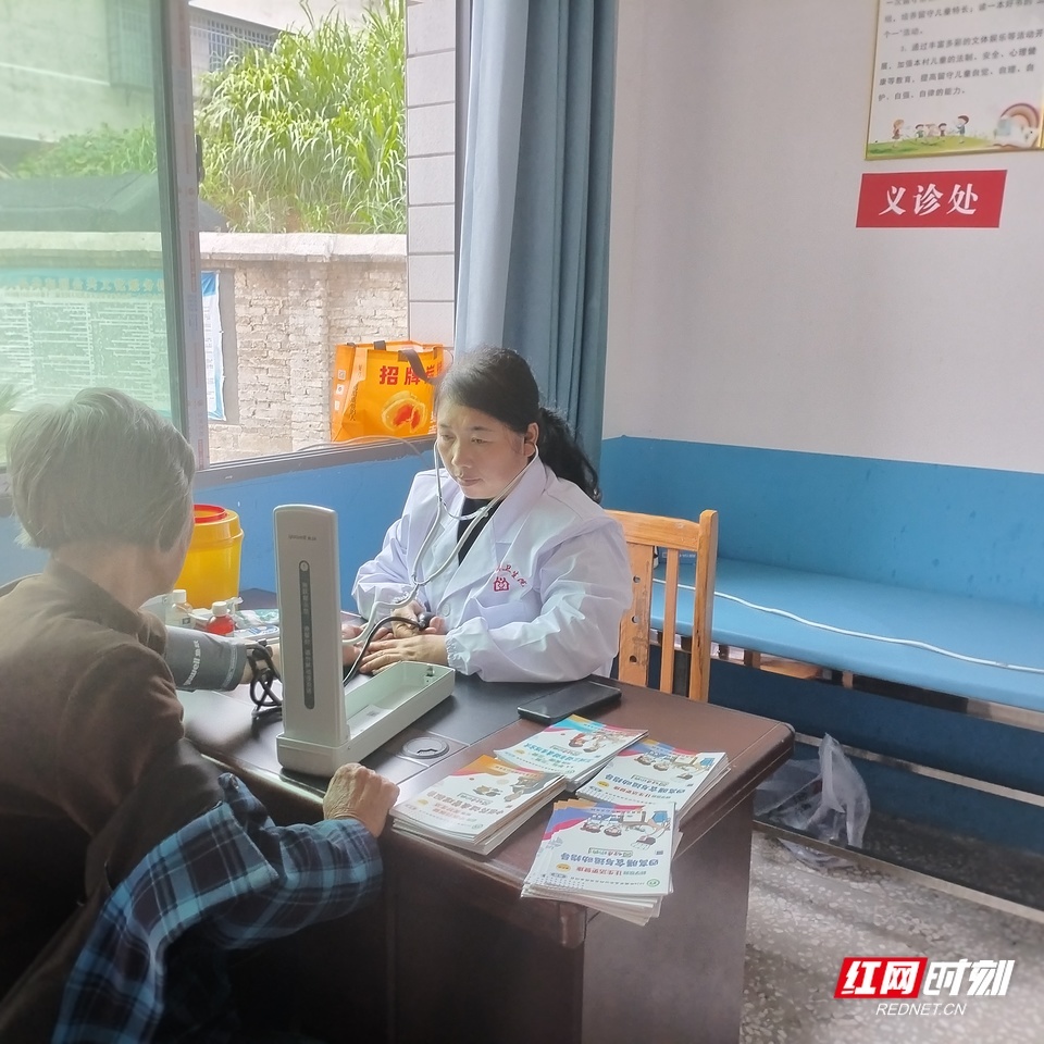 枫木村组织医卫人员为老人做健康筛查。