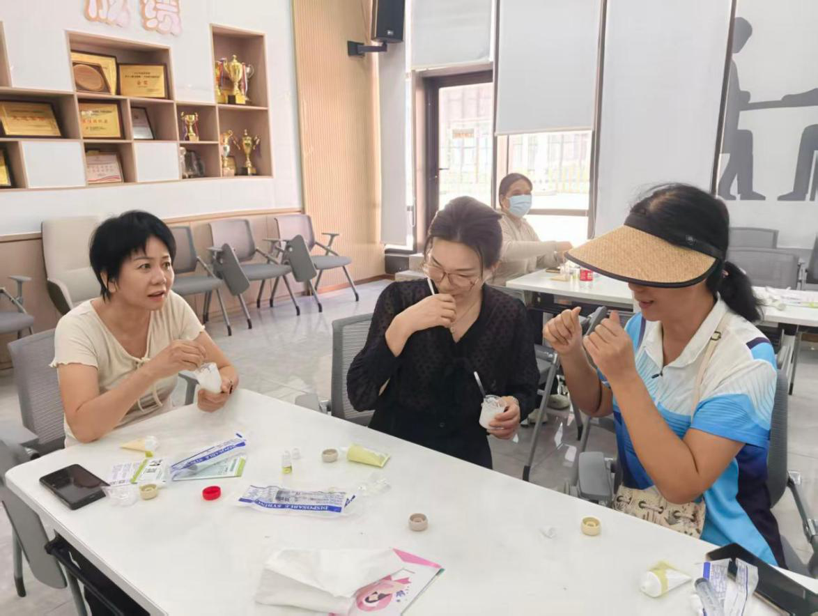 西乡街道劳动社区开展“一抹粉红 一手呵护” 女性两癌防治宣传活动