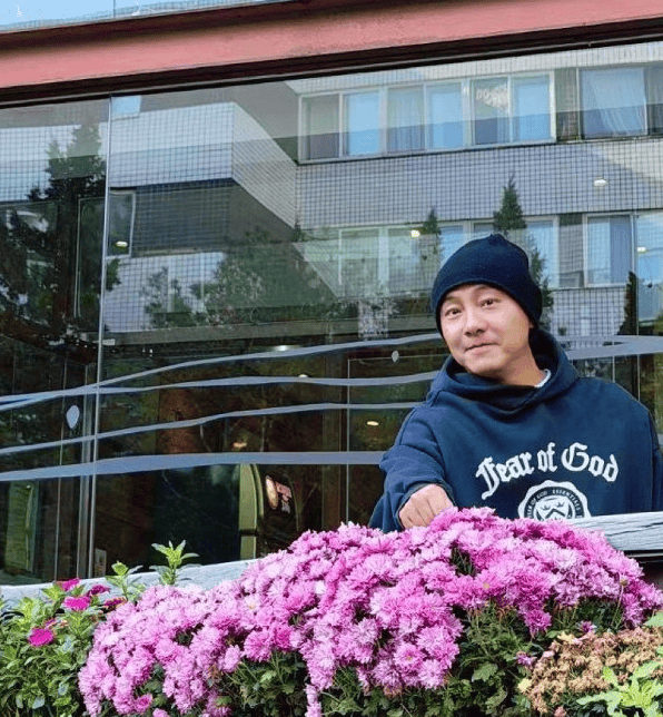 张卫健否认乱扔烟头：花盆后面有烟灰缸