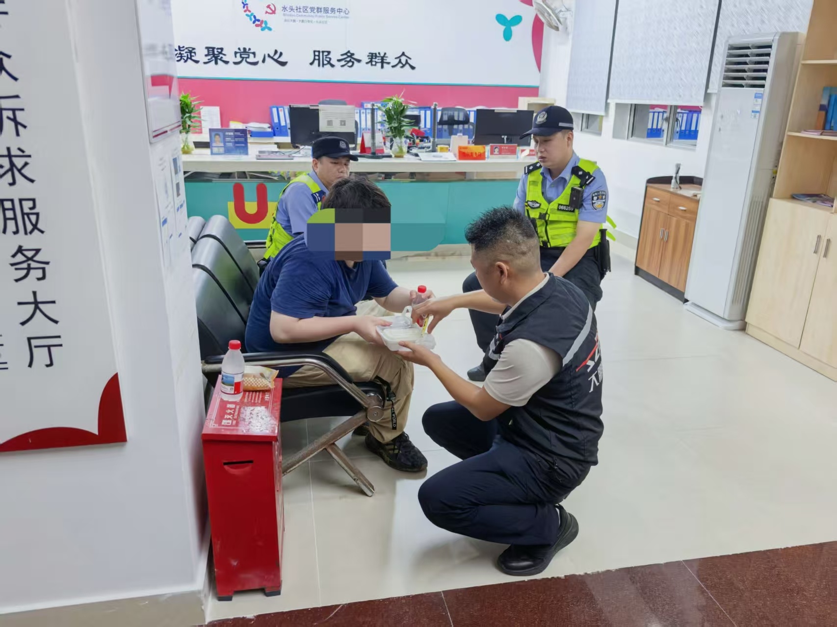 大鹏办事处水头社区:深夜滩涂暖心劝导,成功挽救轻生男子