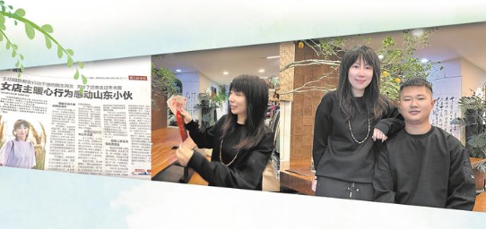 楚天都市报当年报道 朱学巍展示王书明偷偷留下的1000元红包 王书明(右)和朱学巍合影
