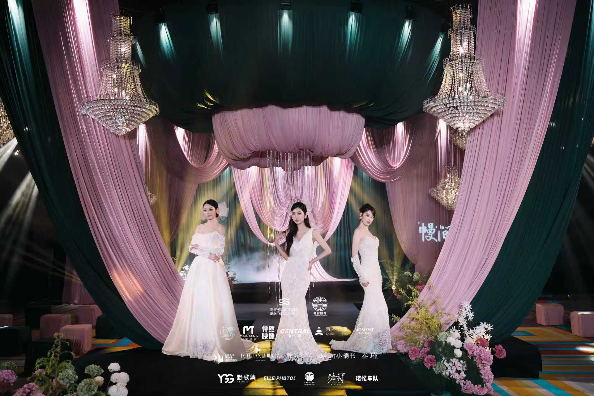 以“幔间花叙”为名,青岛海悦御华大酒店2026秋季婚礼秀 演绎婚宴新传奇 ——一场关于爱与承诺的沉浸式美学盛宴,重新定义岛城婚宴新标杆