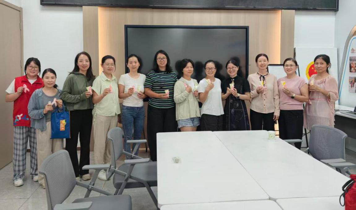 西乡街道劳动社区开展“一抹粉红 一手呵护” 女性两癌防治宣传活动