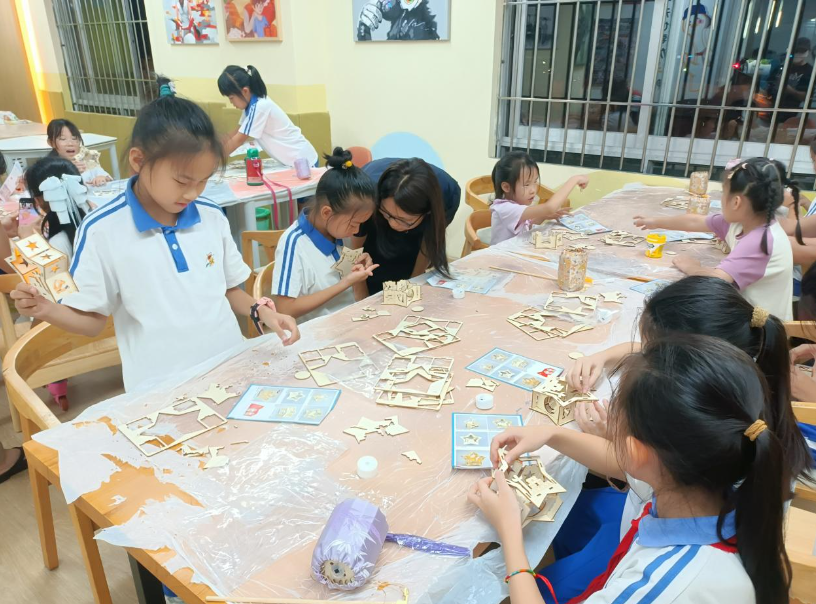 巧手释压力,科创启新程——福中福社区开展青少年科学手工活动