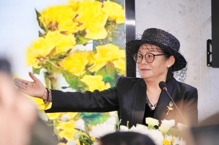 蒋霞萍一袭素黑衣装