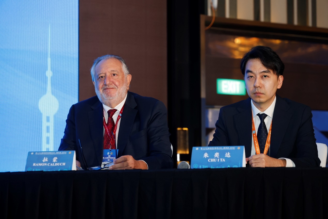 世界中联监事会主席、欧洲传统补充整合医学基金会主席拉蒙（西班牙）与新加坡中医师公会副会长朱奕达（新加坡）共同主持第一阶段主题报告环节