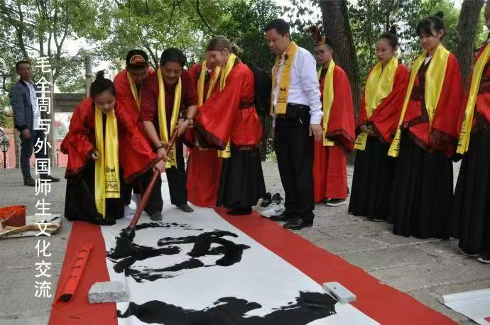 图：毛全周与外国师生文化交流