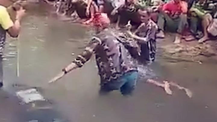 菲律宾两农民为争土地比赛水下憋气，双双溺亡，捞起瞬间家属凄厉尖叫