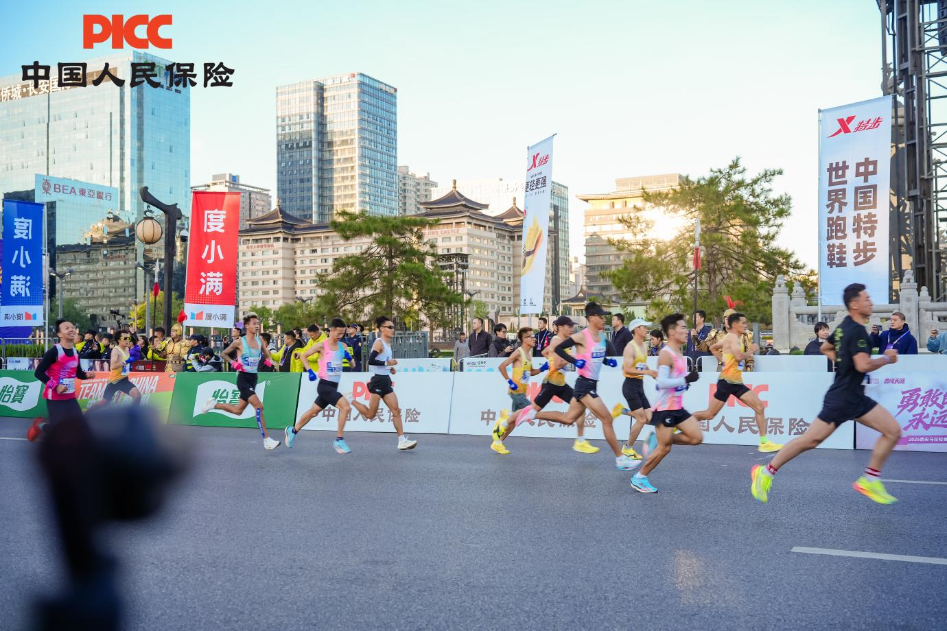 2026西安马拉松赛顺利举办 七载相伴筑牢赛事安全屏障
