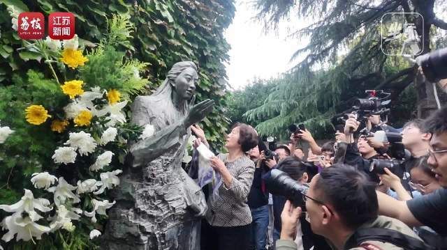 【张纯如妈妈为女儿雕像系上鸢尾丝巾86岁的张纯如妈妈来看女儿了】今天