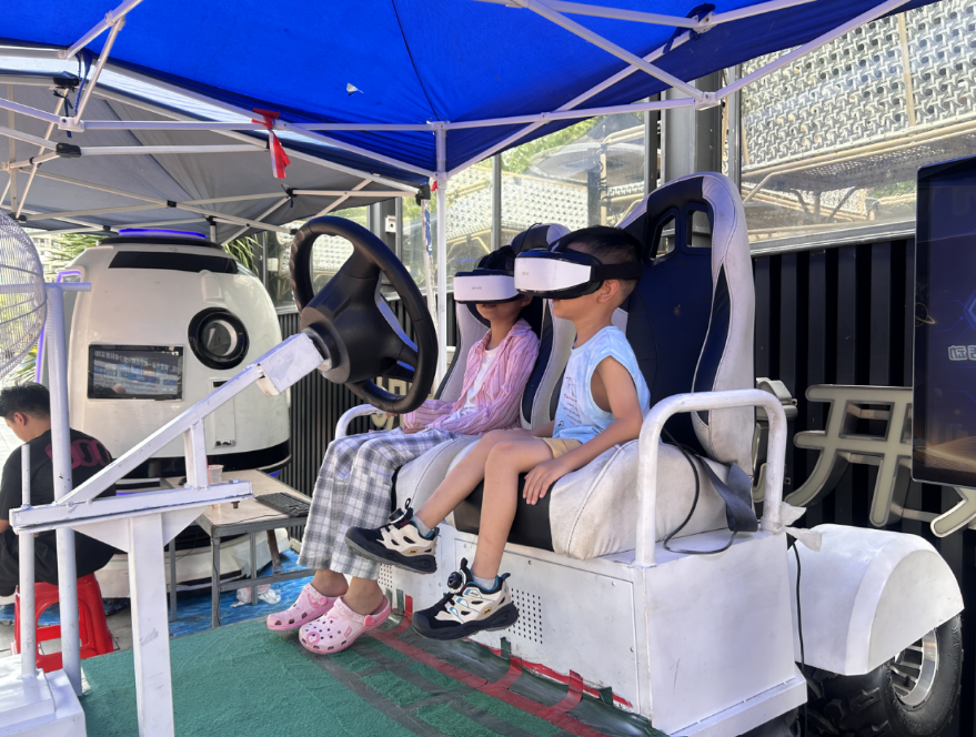 孩子们正在体验VR