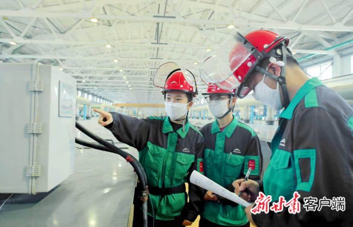 金川镍钴镍冶炼厂一线职工在进行设备点检