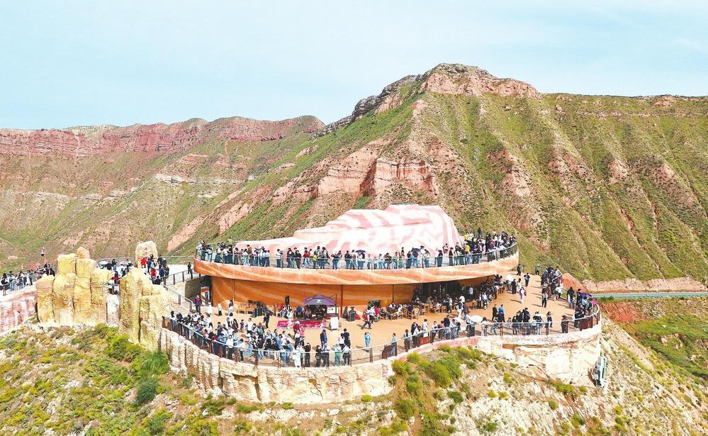 兰州水墨丹霞景区游人如织,带动文旅消费持续升温。