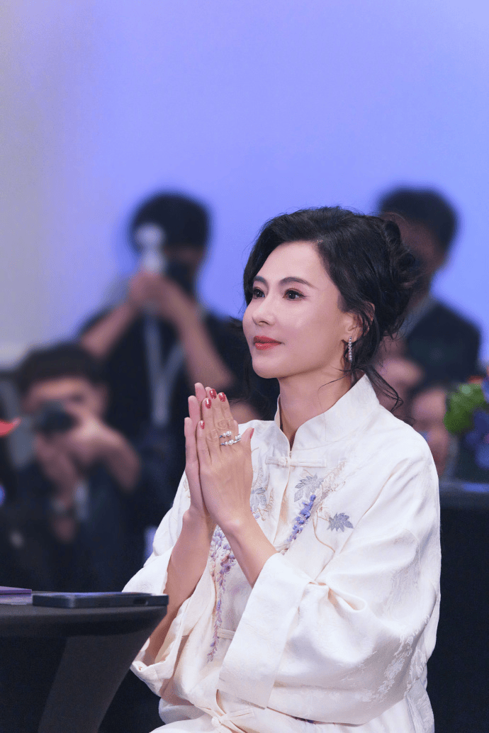 张柏芝公开聊育儿,直言带三个儿子很轻松