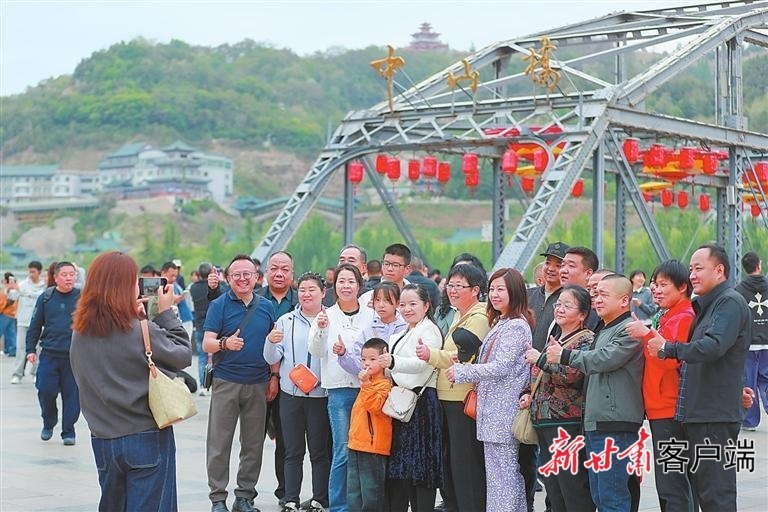 五一假期,游客在兰州中山桥合影留念。新甘肃·甘肃日报通讯员 陈坤