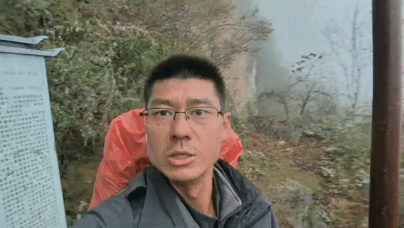 王成在擦耳岩红军战斗遗址。新华社发