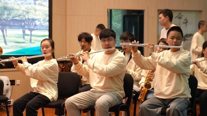 扬州市茉莉花盲童管乐团的孩子们正在演奏
