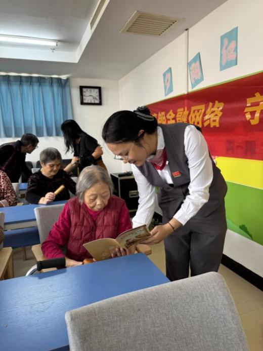 乐享银龄添风采 金融护航伴晚年 ——广发银行岳阳分行走进老年文体活动现场开展综合宣教