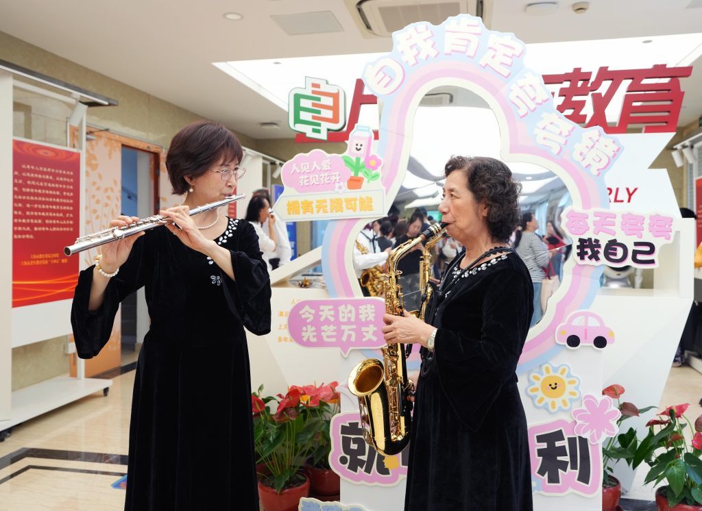 2026年6月25日，上海老年大学管乐团成员在准备教学成果展演。新华社记者　刘颖　摄