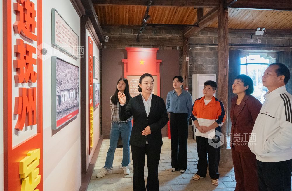 周文英正在给游客作讲解。