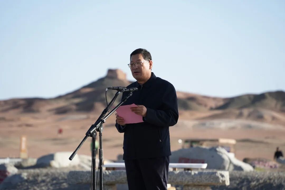 敦煌市人大常委会主任贺生荣先生发表讲话