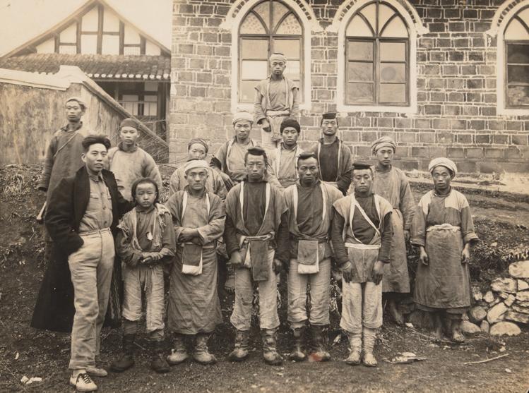 1936年2月，在贵州毕节县百花山福音堂，红六军团政委王震（前左一）与苗汉群众代表合影。杨百翰大学Harold B.Lee图书馆L.Tom Perry特藏部供图