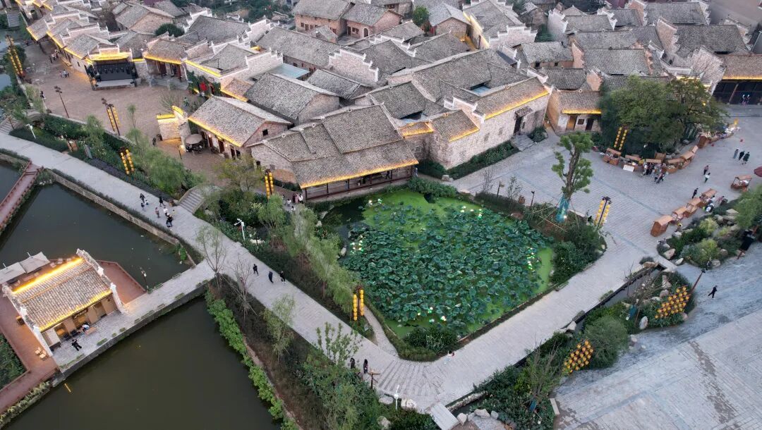 △市民在分宜县介桥古村游玩,乐享周末时光。记者凌厚祥 摄