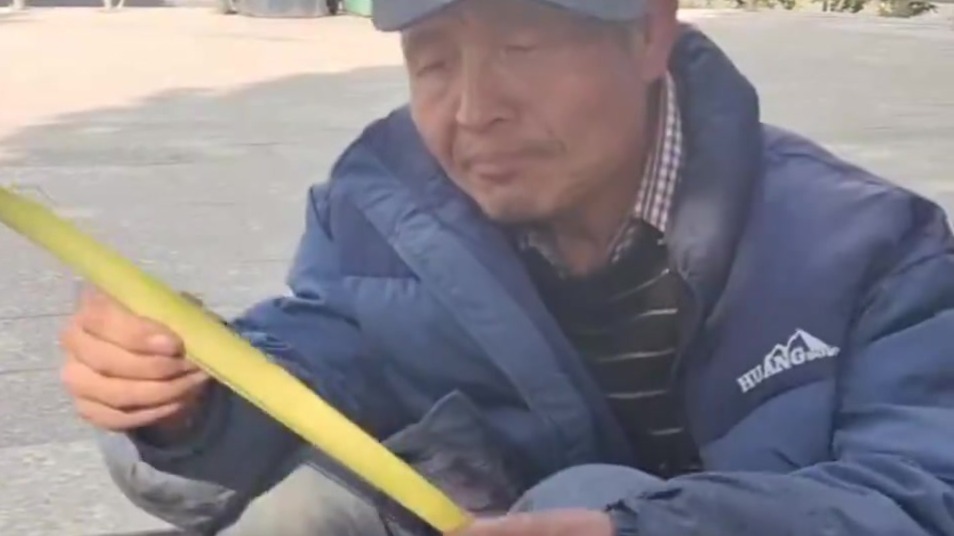 异乡棕编手艺人街头带病谋生　市民暖心相帮支持小摊生意