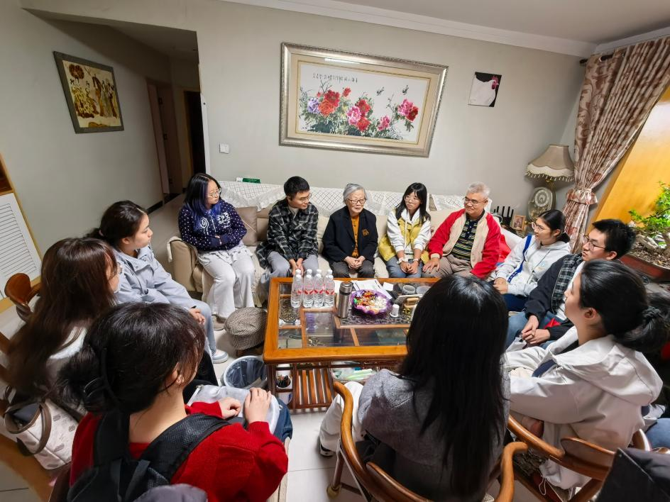 支部成员聆听朱楚珠教授讲述学术人生