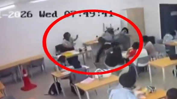 马来西亚16岁学生头绑手机直播，冲进教室挥斧头砍老师