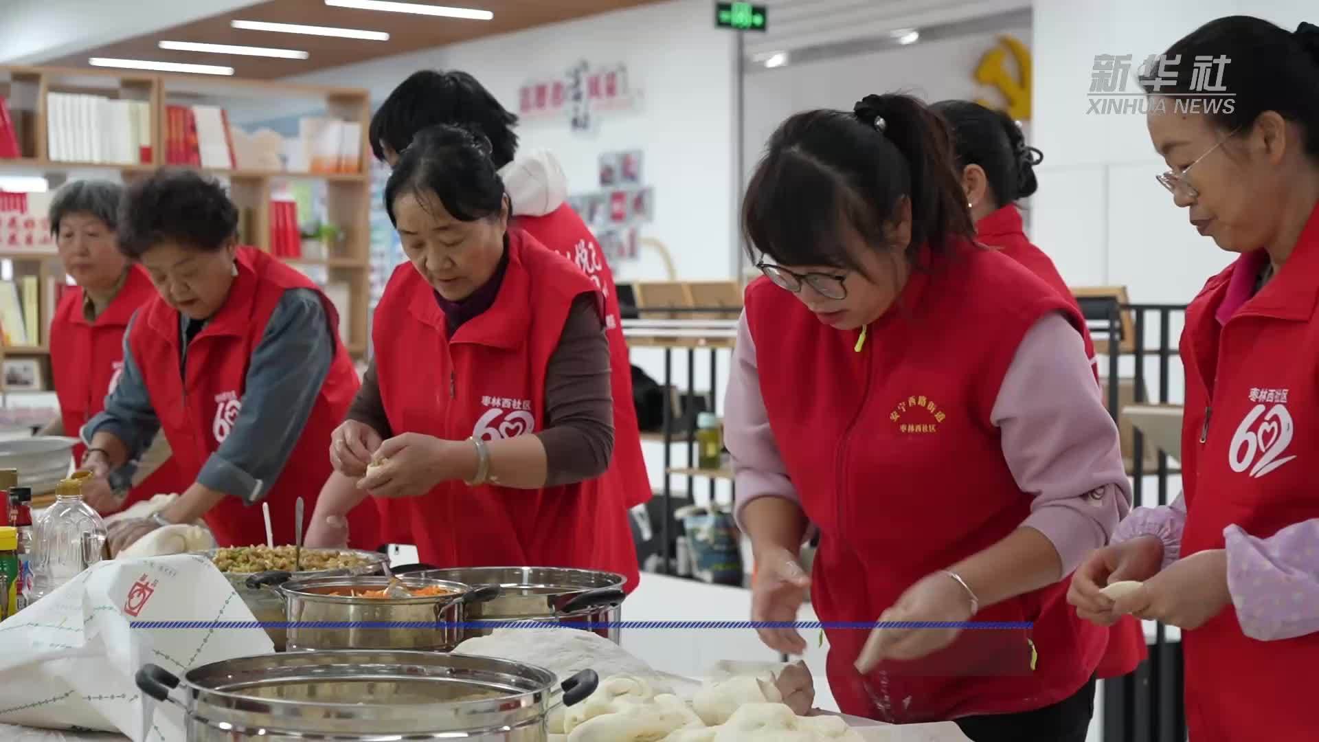 甘肃兰州：欢笑声中度重阳