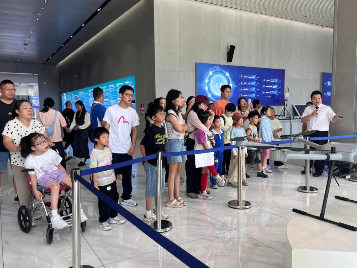探秘低空科技,筑梦美好未来——西乡街道流塘社区开展亲子研学实践活动