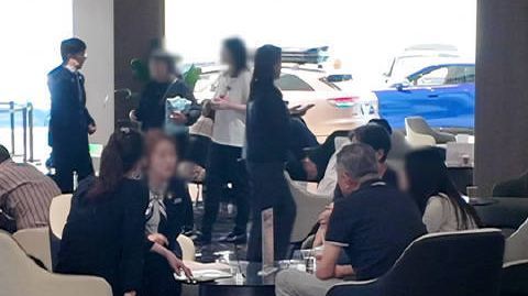 【实探尊界门店】近日，鸿蒙智行上海一门店尊界销售称，门店工作正常开展